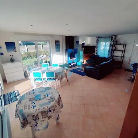 Maison A 400 M De La