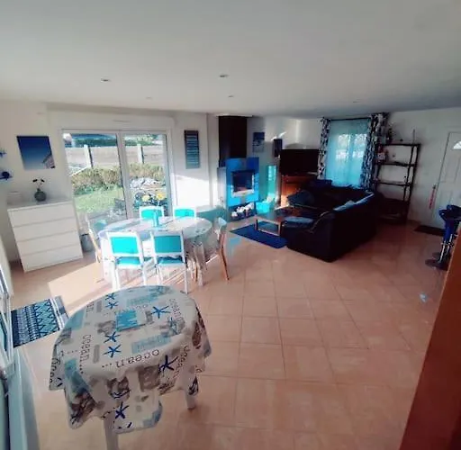 Maison A 400 M De La